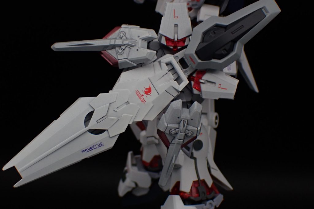 シールド…ユニコーンガンダムとは別種のシールド兵装。中央上部に大型のIフィールド発生装置が装備されており、優れた対ビーム防御力を持つ。また二基の小型シールドビットが接続されており、個々に分離させファンネルとして使用することも可能。========個人的にユニコーンといえばシールドですから、最後までどう改造するか悩んだ部分でした。結果的に30MMのパーツをメインに、ジェミナスの高機動装備からパーツ色々取ってきてくっつける形に。画像入れきれませんでしたが展開・変形ギミックもついています。