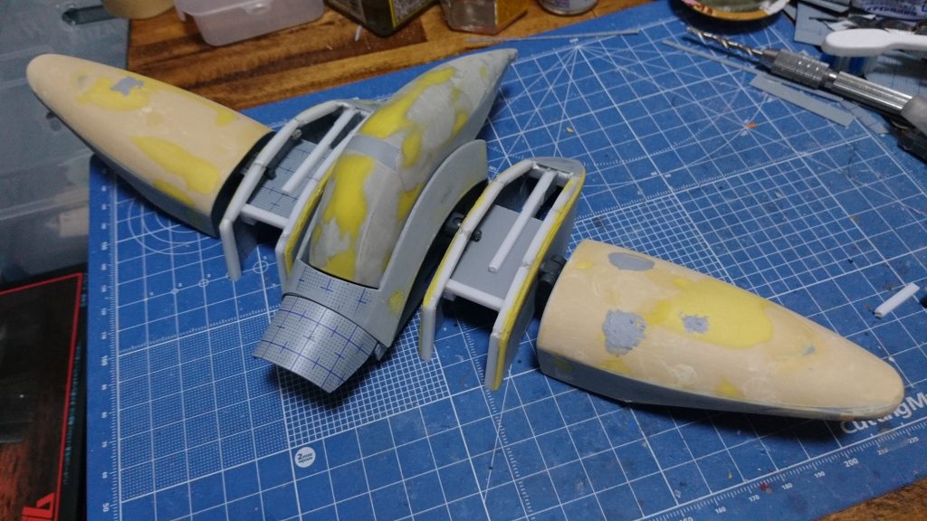 基本的にプラ棒で骨組み、プラ板とパテで外装の形を作ってます。