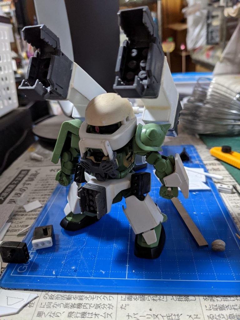 作業ストップから復帰した頃。レッドウォーリアが完成した頃でしょうかね。胸部やスネはネオジム磁石が仕込んであったり、頭部アーマーと胸アーマーの連結に1ミリのアルミ線を使用したり、ラジバンダリ…どう加工しようか思いつかなかったところが解決しだしたんですな☺️