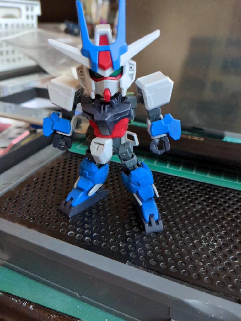 今回のイケニエ、もといベースはこちらです。SDCSアースリィガンダム。実はリライズとやら…………未視聴です‼️🤣🤣🤣肩パーツと後ろの腰パーツはSDCSガンダムのものですね。で、作業が進むと…