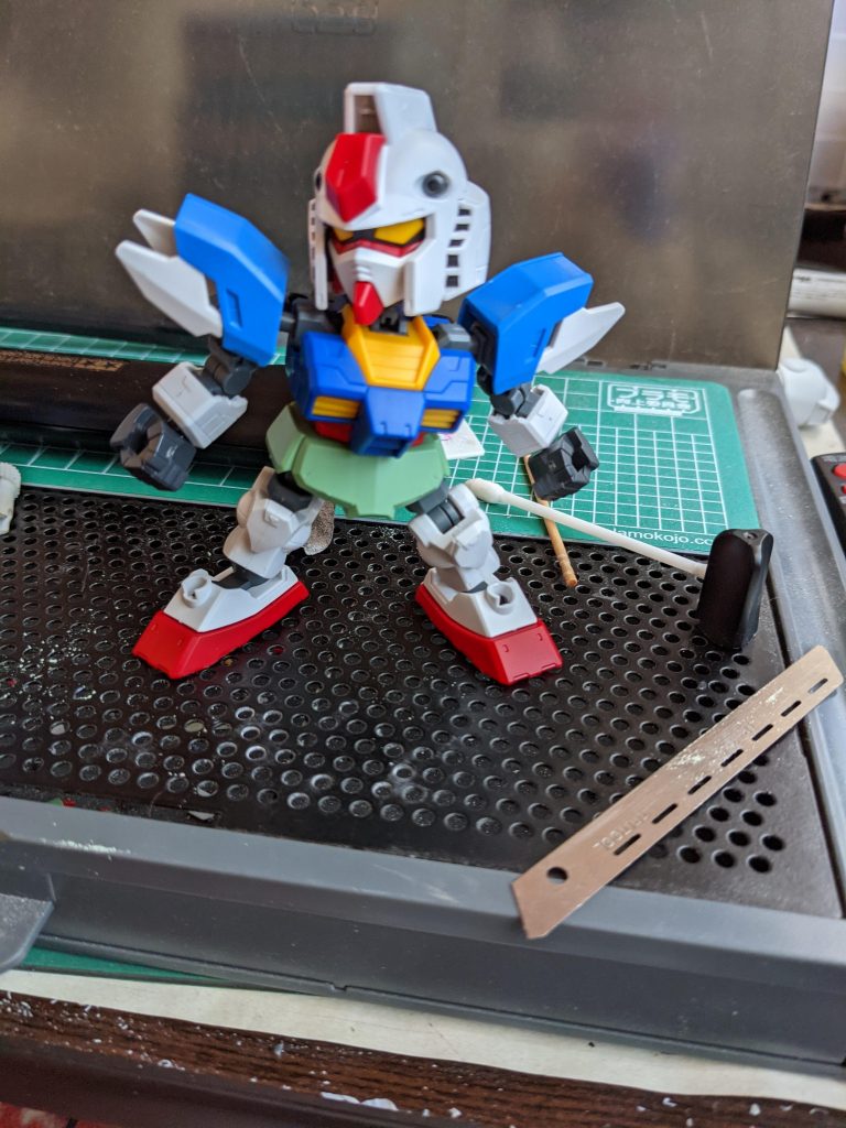 ということでイケニエもといベースはこちら。大部分はSDCSガンダム。肩がSDCSアースリィガンダムのパーツ。ライオンと入れ替えたんですね🙊腰は穴埋めとか大変なのでシルエットブースターのジムの腰を使用です。