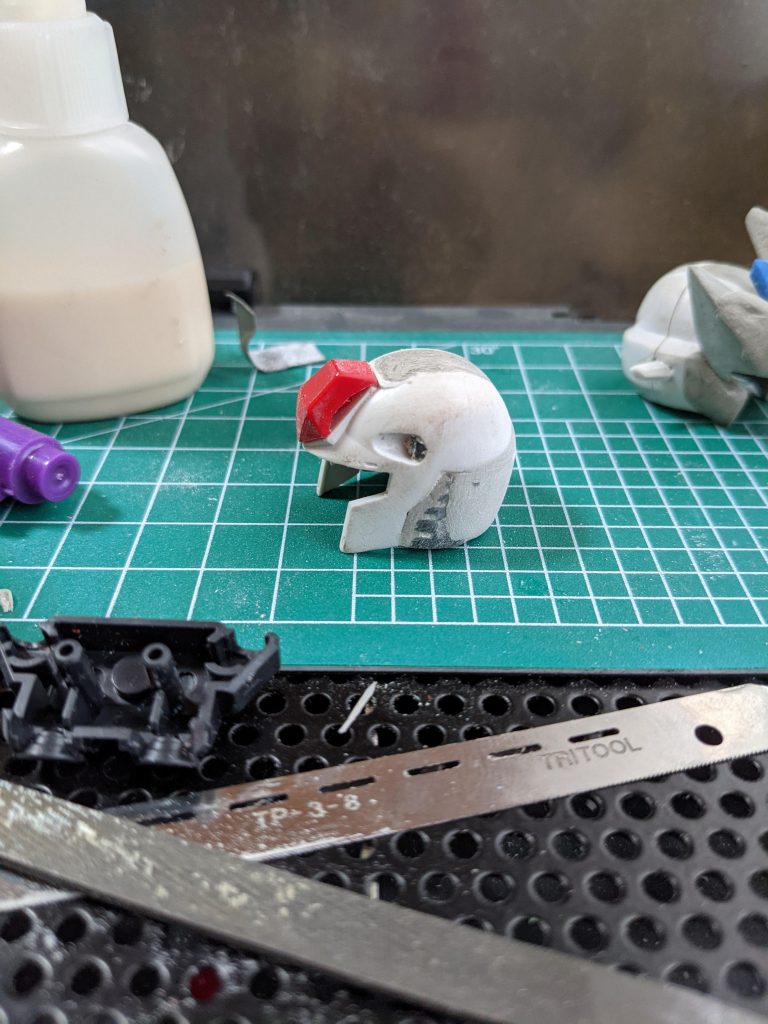 頭部の制作。メインカメラ除去。側面除去。んでパテ盛って付いてるパーツもろともガシガシ削っております。こちらも原形を留めてませんね🤣🤣🤣