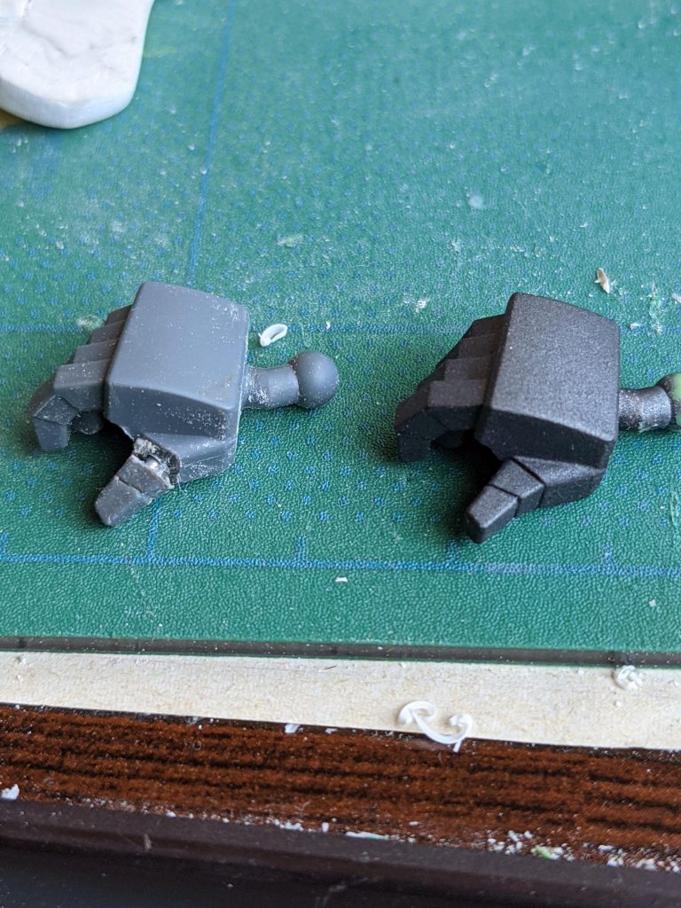 武器持ち手部分。親指の曲がり方に納得がいかず、一度切断。瞬着パテで裏側埋めたのちアルミ線を通して合体。ビミョーですが指の曲がり角度を変えています📐