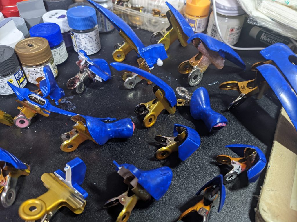 制作手順。まず濃い青を筆でベタ塗り。ムラも効果の内なのでそのまま。