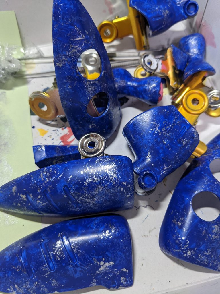 明るいブルーとシルバーを乗せます。写真ないですが黄色とピンクも部分的に入れていきます。