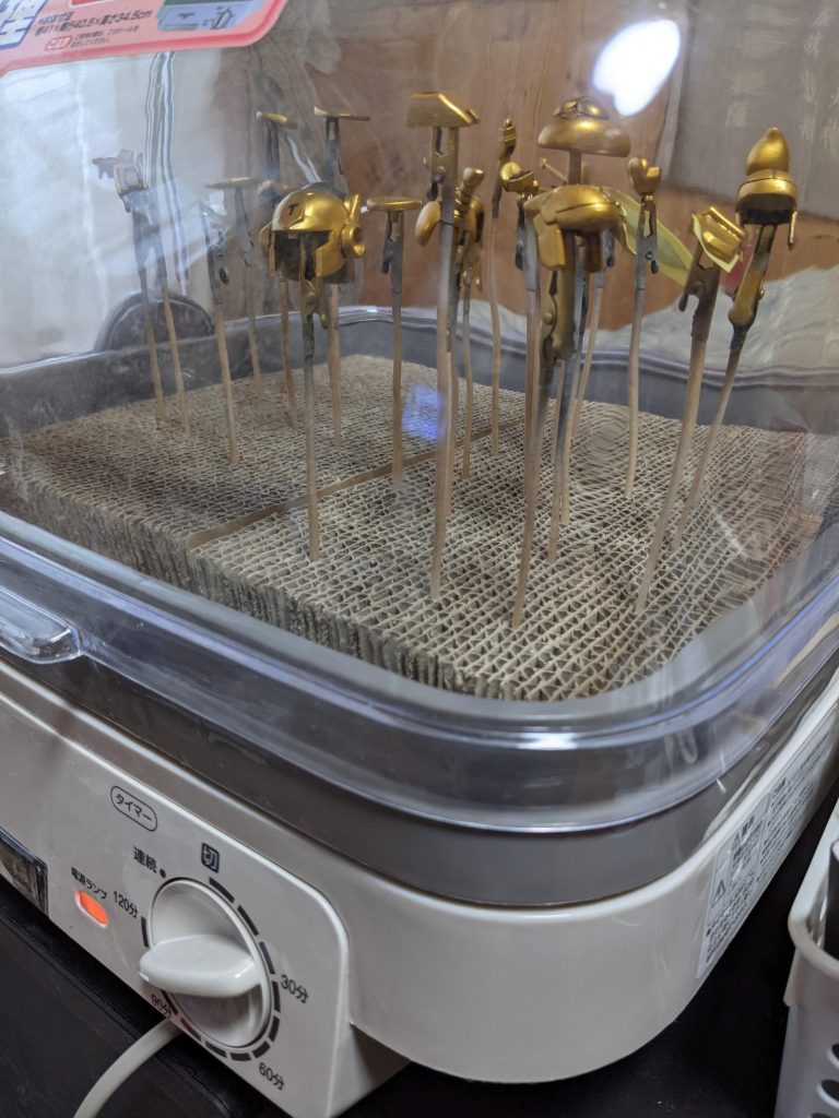 参考にした制作動画でスジ彫りが多数加えられていたので、ライオン、ウサギ共にスジ彫りはできる限り頑張ってみたのですが…エポキシパテへのスジ彫りはなかなかうまくいかず模型店の店長に相談したところ、パテの乾燥不足、撹拌不足が影響するそうで😓乾燥対策で例の乾燥機を購入🤣🤣🤣塗装面でも大活躍でした。ちゃんと乾燥するとマスキングテープでも塗装剥がれないんですね😲