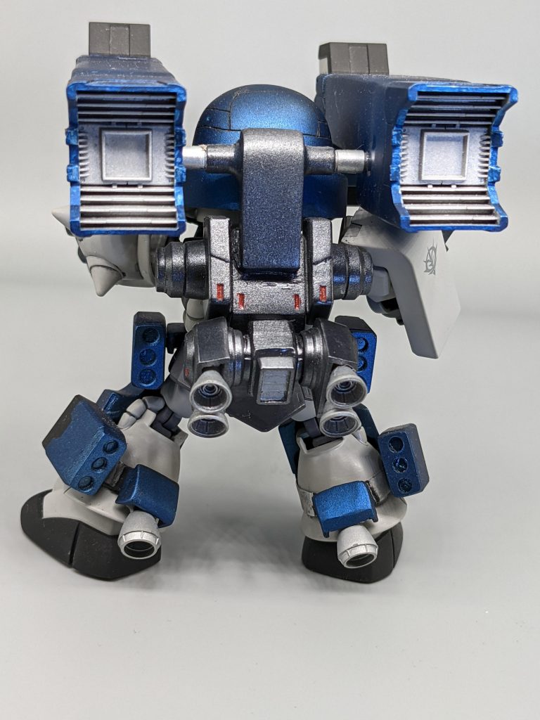 背面。バックパック、左腕のアーマーは1/144イージーアームズのパーツを改造しました。何気に右肩シールドにはジオンマークを入れてあります😌