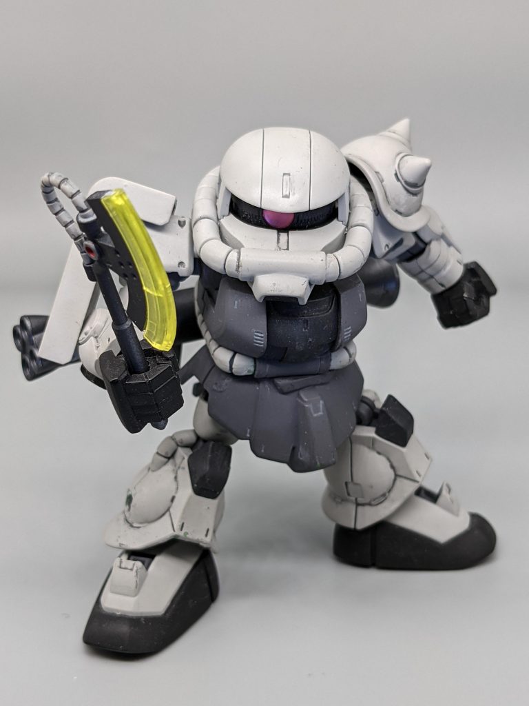 素体のザクⅡ。マジマジとザクを視たのは初めてだけどめっちゃカッコいいね、ザクって(今更感🤣🤣🤣)連載当時からすると、SDCSザクⅡはパーフェクトザクに値するだけの可動域なんだろうなー😆参考記事ではザクは白っぽい印象だったので、ガイアのグレーサフの色をそのまま色味として使用🤣🤣🤣　(濃いグレーはメカサフヘビィ)　　