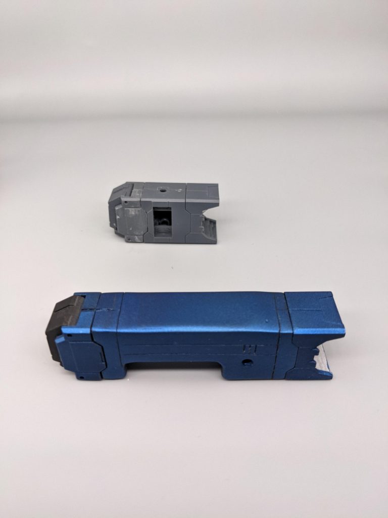 肩のランチャー。奥が既成品。前後を残して切断、中の部分をプラバンで制作して合体。だーいぶ長くなっちゃいましたね😅4月に地元模型店のスジ彫り講座に参加したので経験の意味で何となくのスジ彫りをしてあります。実力はまだまだです🤣