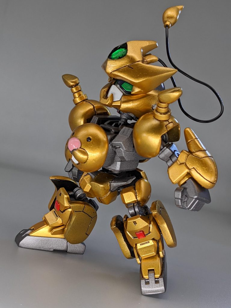 足パーツの形状はアースリィガンダムのまま。活かせると思ったところはなるだけそのまま使用してみました😌肩の飾り(ライオンさんの足)は、先端がエポキシパテ、軸が丸パイプ(丸棒が芯にある)。尻尾の黒線はホームセンターのカラー針金1.2ミリ。回転させることで新たに曲げることなく撮影時に変化が付けられます。額の宝石?は100均のデコ用宝石シールを原作の形になるようヤスリがけした後、クリア塗料で色薄めにしたクリアグリーンをサフとかなしで直にエアブラシ塗装。