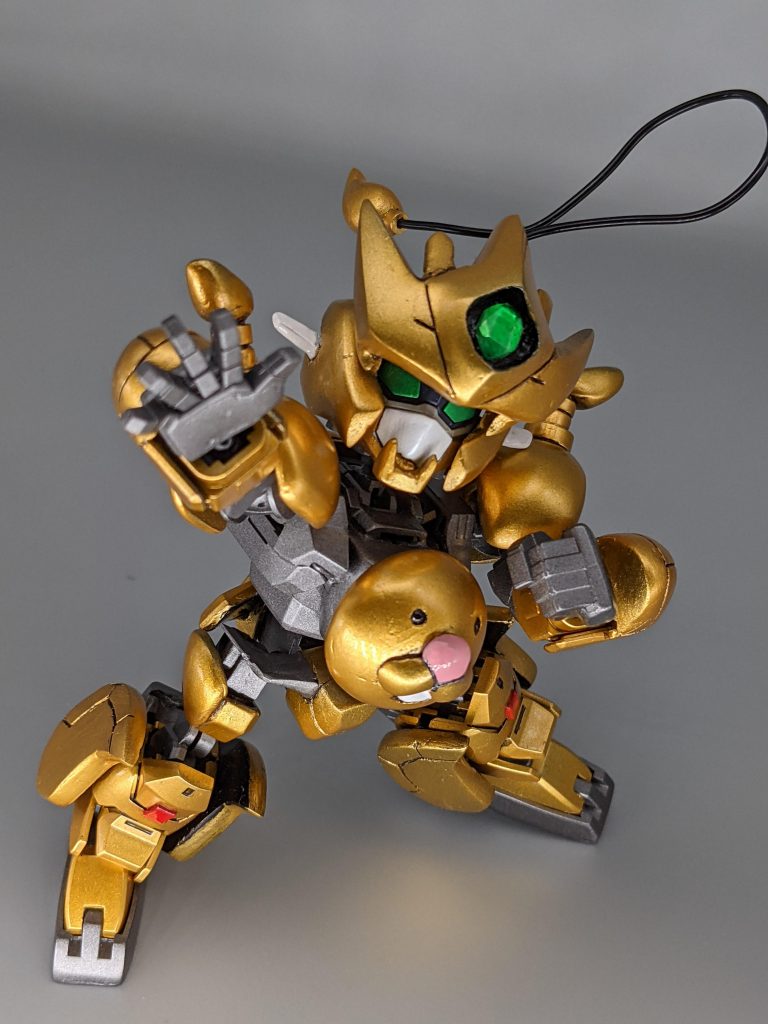 SDCSアースリィガンダムをお店で見たときにコレ作れんじゃね?って不意に思ってやり始めましたが、ここまでのクオリティになるとは…🙊まーいつもの如く近場で見るとアラが沢山なんですがね😆参考動画に準じてキングさよなライオンには武器を用意していません。爪パーツ作るってのもアリかと思いますが💅