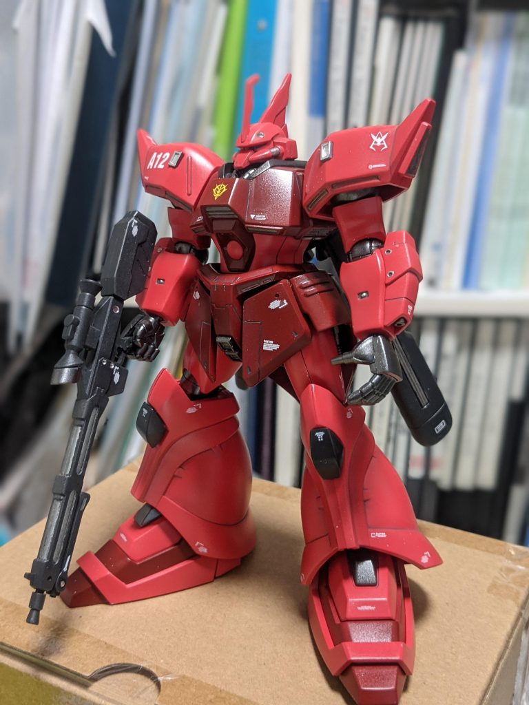 ハーマンレッドをベースに蛍光ピンクなどを混ぜながら理想のシャアレッドを試しています。スターブライトアイアン、マルーン、メカサフスーパーヘヴィ他使用。ジオン用水転写デカールを貼っています。