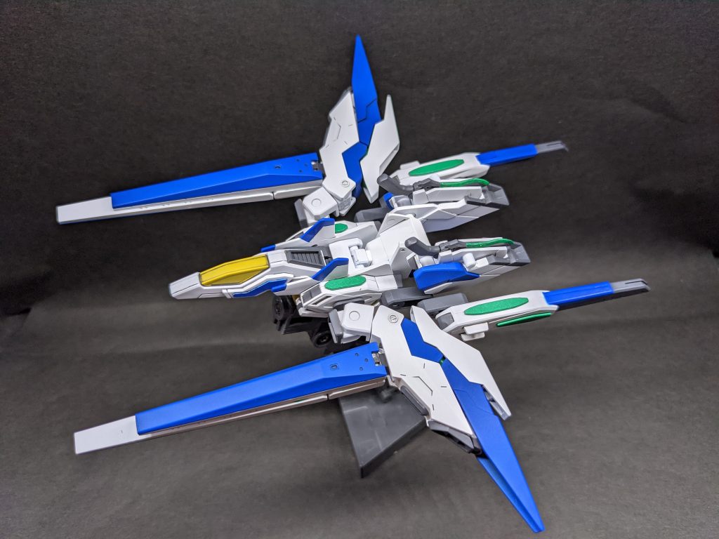 スターダストブースター歴代のビルドストライクと同様、ブースターを切り離し支援機として運用できる。火力面も強化されて単機でも十分に戦える