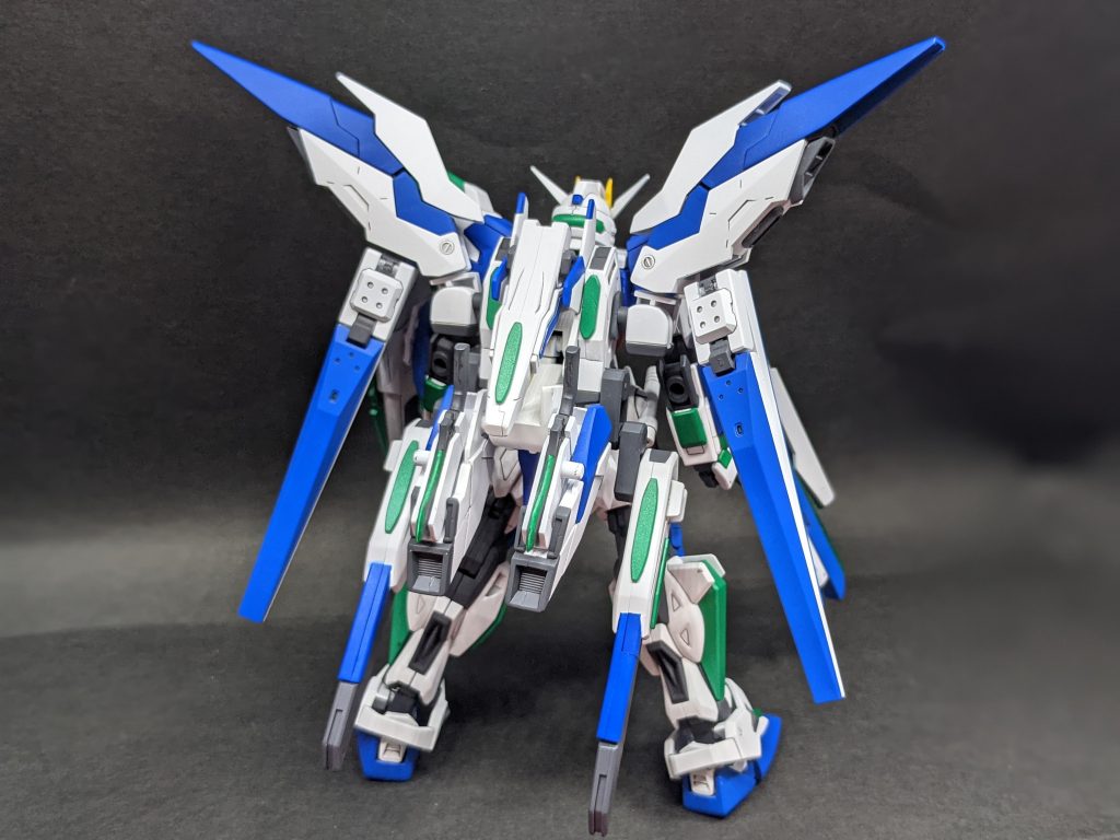 <バックショット>バックパックはユニバースブースターをベースにスラスターとHi-vガンダムヴレイブの翼を追加