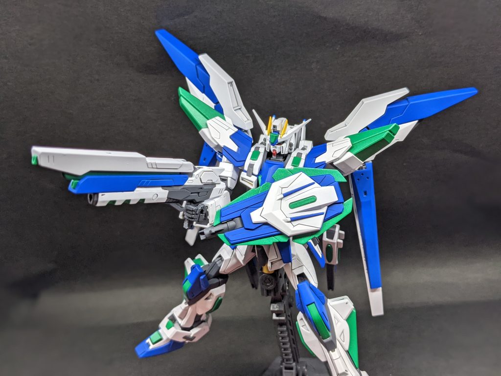 〈ディスチャージモード〉吸収、蓄積したエネルギーを射撃に転用した形態。銃身がスライドすることで3門の銃口から強力な照射ビームが撃てる。従来のビルドストライクはライフルとシールドを接続アームでエネルギー供給をしていたが、この機体は全身のクリアパーツを介してのエネルギー変換と供給ができるようになりその必要が無くなった