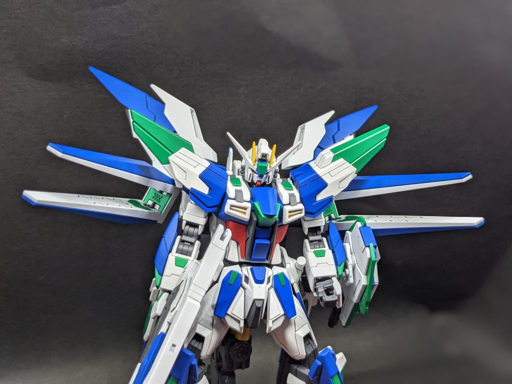 スターダストリニアキャノン歴代のビルドストライクは射撃武装が少なかったので新たに追加された武器。Hi-vガンダムヴレイブのウイングとファンネル2機をそのまま採用、ファンネルとしての射出機能を廃して固定の射撃武装として運用。ビームを電磁力で収束、加速させることで高い貫通力を持つ