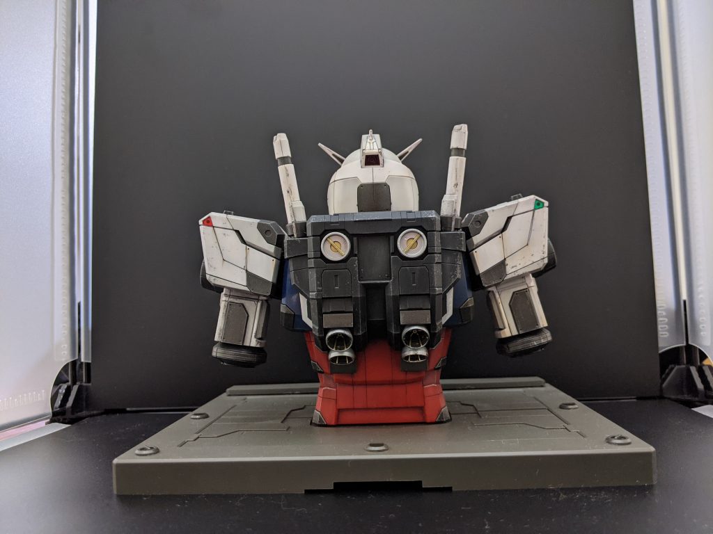 後ろのカメラは光りません。