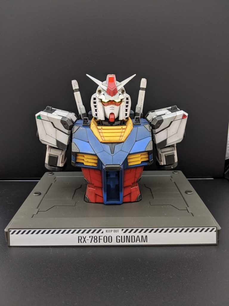 キリっとしたお顔立ちに鋭い眼光。細かいパネルラインに色彩分割で情報量も多く、1/48の迫力ある造形も相まってまさに横浜ガンダムそのもの。