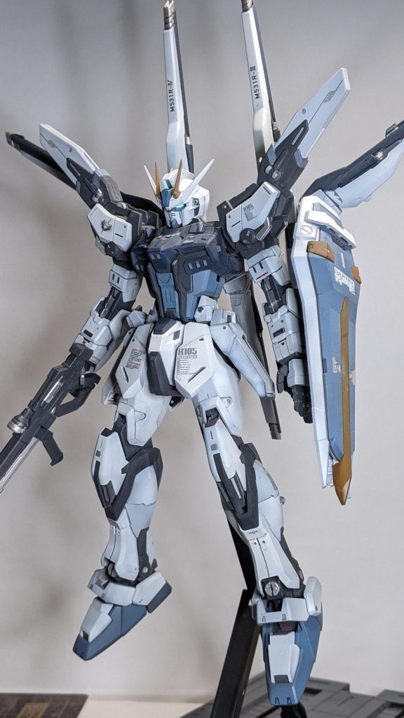 プロトタイプアカツキをイメージに通常のストライクだとすぐフェイズシフトダウンしそうなので肩にＰストのエネルギーパックをつけました。