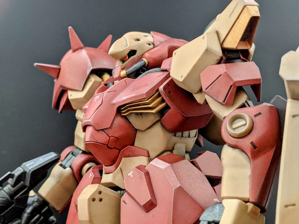 モノアイとビームライフルセンサーのHアイズ化、合わせ目消し、関節色の金属色塗装、パイプ基部やフィン、ダクトの塗装、デカール貼り、ウェザリングとドライブラシを施し、最後にツヤ消しを吹いて仕上げました。