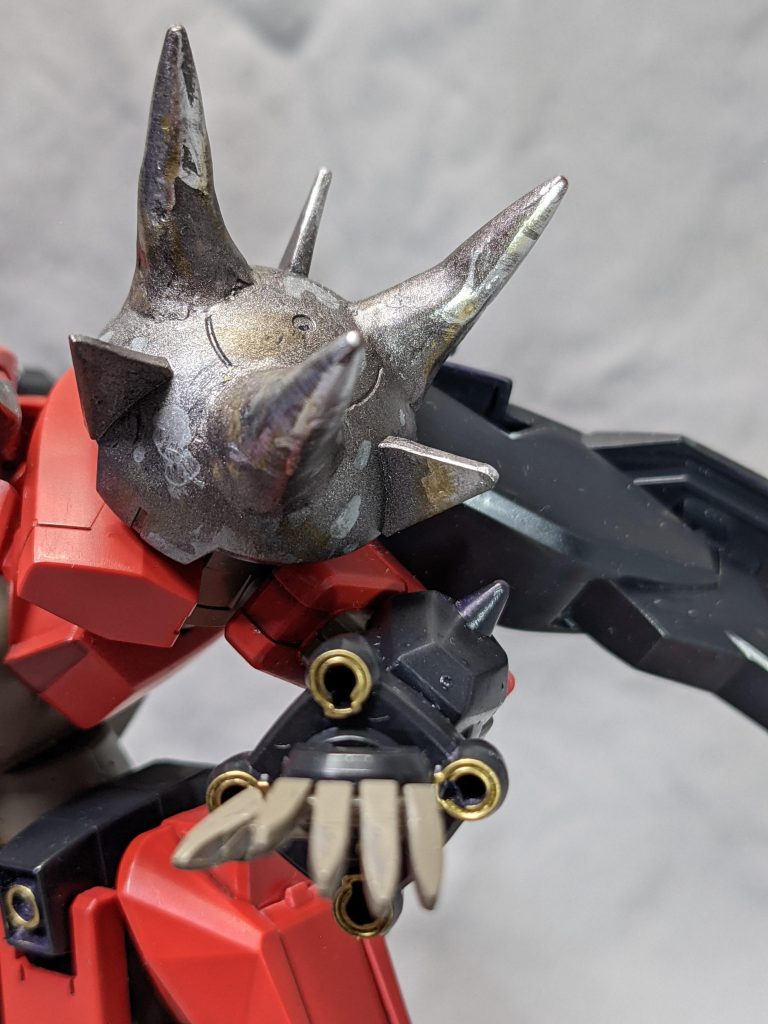 鉄の鈍い光沢と、戦闘によるダメージで歪んだスパイク。シルバーとブラウンで劣化表現。