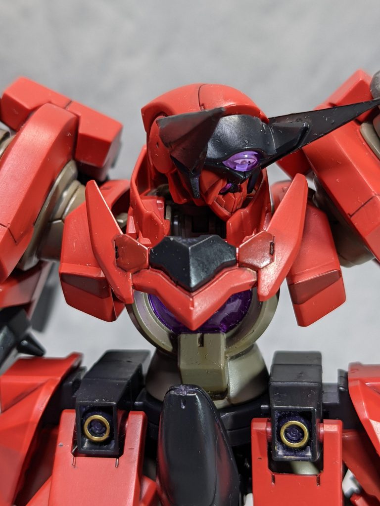 角の大型化。プラ板貼ってポリパテを三角に盛っています。一つ目は裏に白を塗って目立つように。