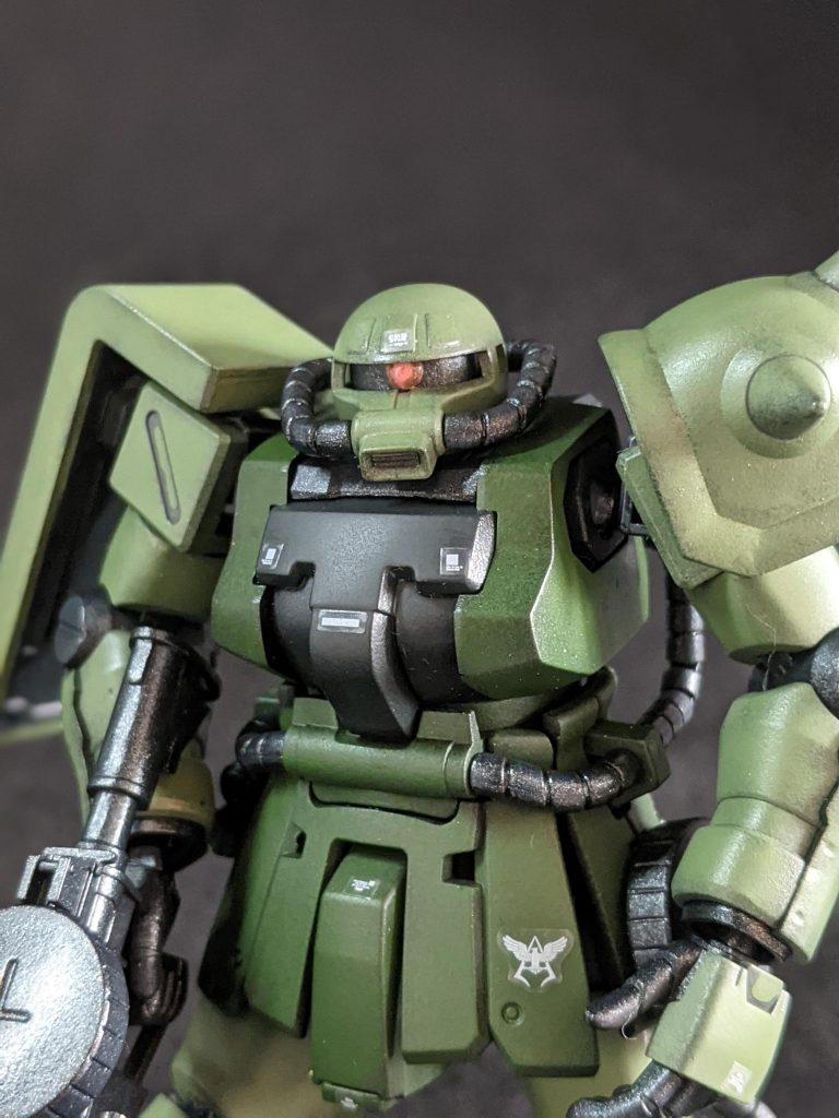 モノアイは市販パーツを使ってます。この胸周りの造形シャープで好きだなぁ。