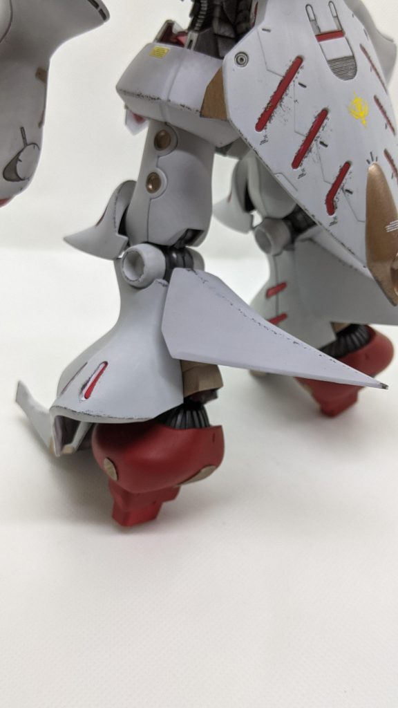 余ったパーツを磁石で取り付けました。ユニコーンガンダムをイメージしています。