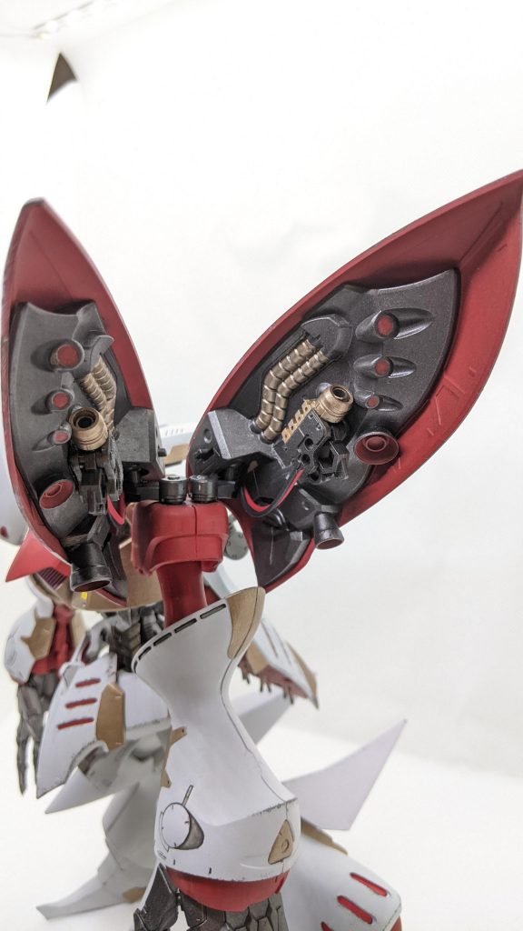 羽根の内部はバーニアや配線を追加してメカっぽくしました。