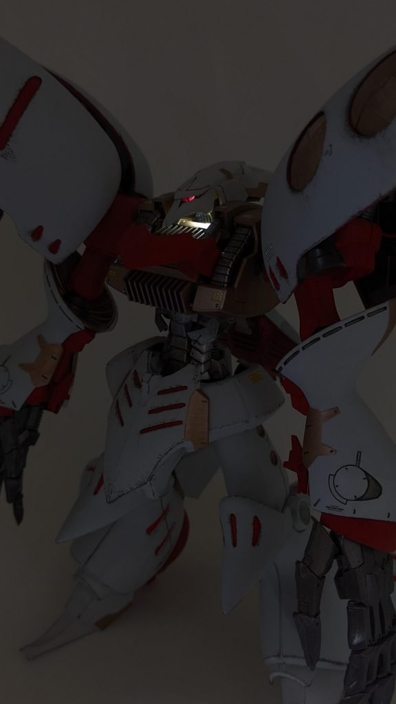 ライトを仕込んで光らせました。光が下から漏れているので直します。