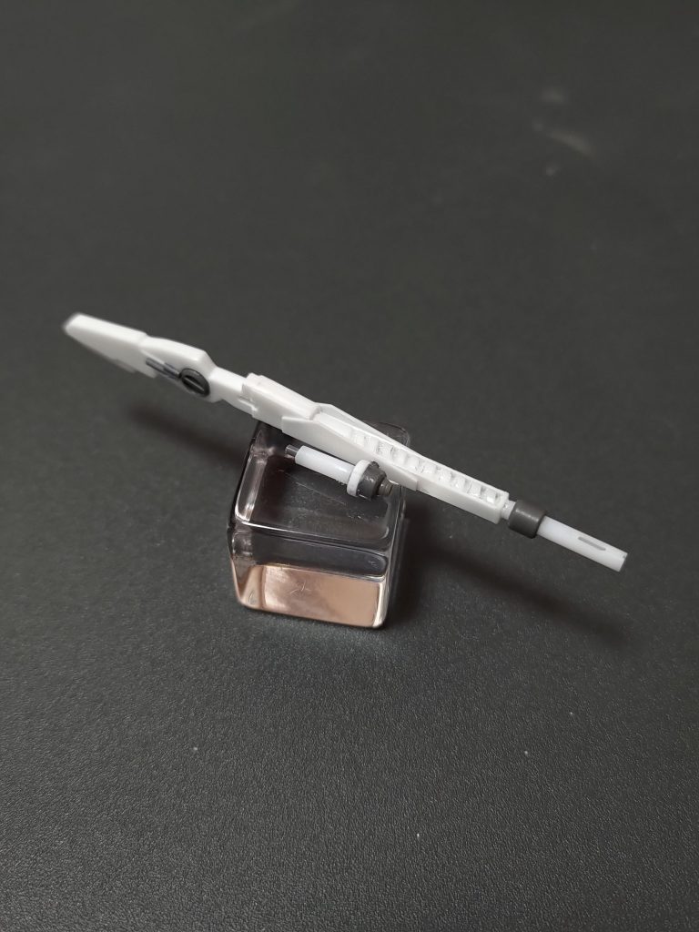 ビームスマートガンはプラ板でスクラッチしました。コトブキヤ様のパイプパーツや円形のパーツも使っています。あと一部伸ばしランナーで伸ばしたものをヤスリで調整しながら接着しています。