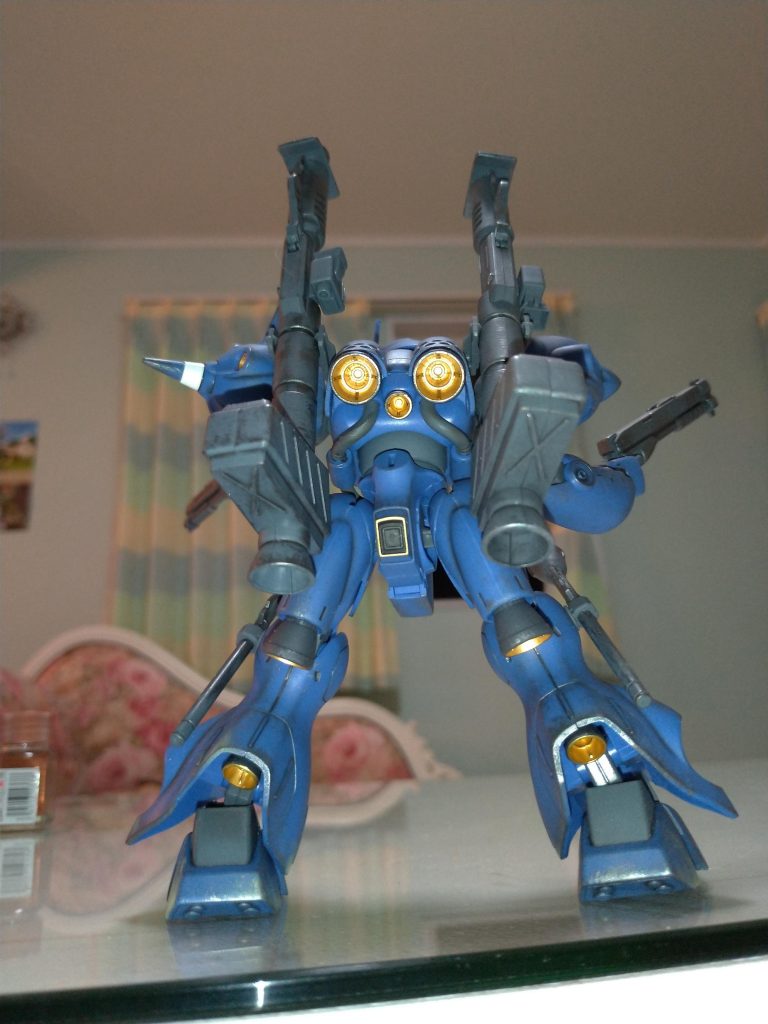 ブースター内は黄色より金色だね！今にも飛び出しそうwもっと評価されて良いモビルスーツだよね。