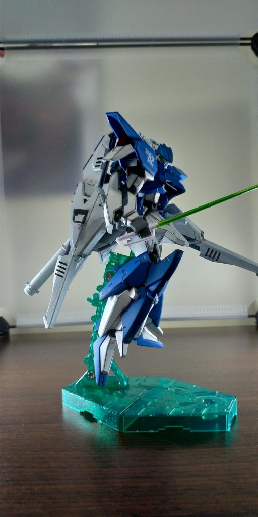 シルエットガンダム特有の、ナックルガード有りのビームサーベルカッコイイ!