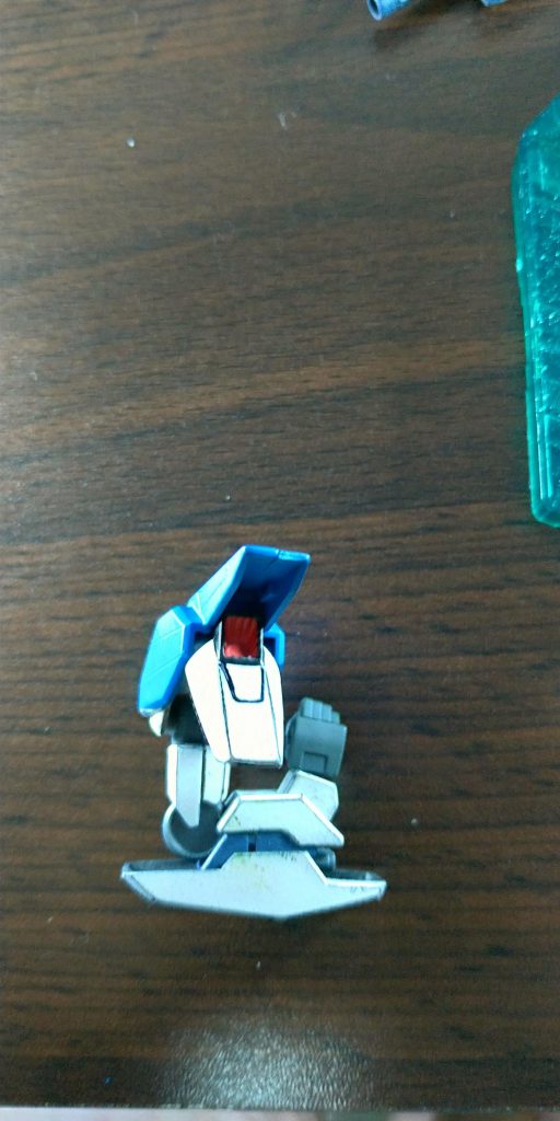ゼルトザームのアンシンメトリーが嫌いなので、その辺に転がってたアリオスガンダムから腕パーツは拝借したのですが、これがヴェスバー発射体制を取る為の大きな助けになりました。その気になればコの字に曲がるので、この関節のお陰でヴェスバーを無理やり引っ張っても余裕でグリグリ動くんで、いろんなところに角度をつける事ができました。