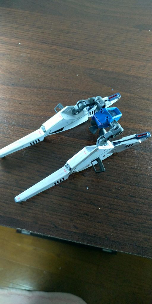 バックパックです。ほぼ無改造で、各種アームズのパーツ駆使して接続部は作りました。あんまり使いすぎると背負った時のプロポーションが悪くなるので、必要最小限に留めて、機体とバックパックの空間が生まれないようにしました。
