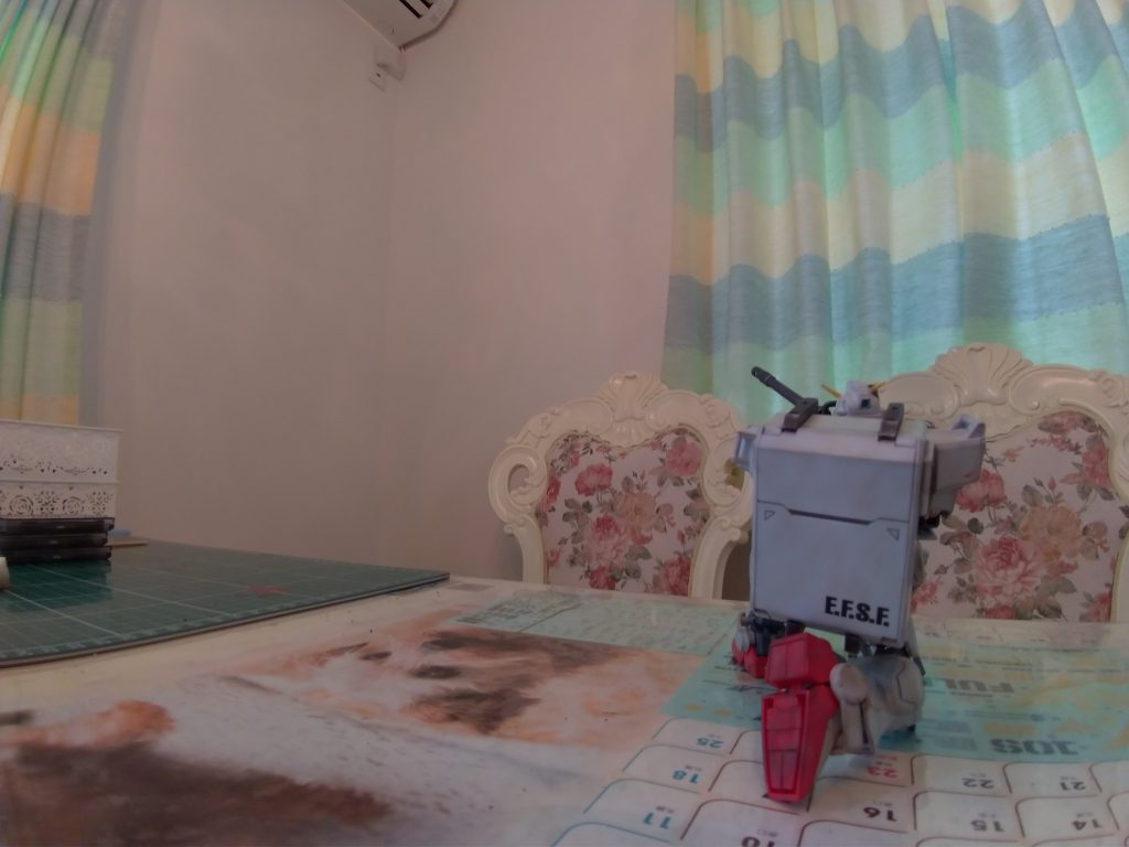 しかし片膝つけるなんて凄い構造だ！HGUC 陸戦型ガンダム：スミ入れ、つや消し、ウェザリングマスター、リアルタッチマーカー、ドライブラシ、水転写式デカールp.s カメラワークが下手すぎるww