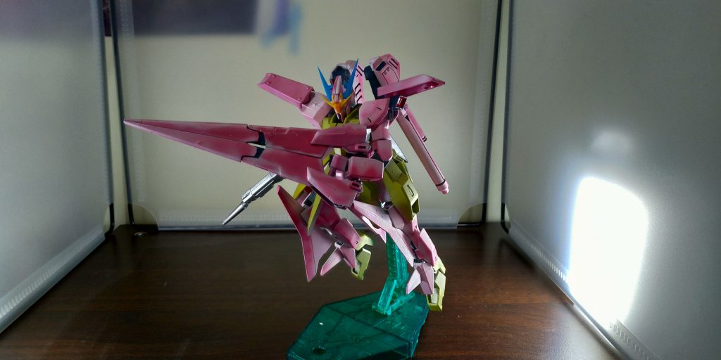 ２つ目の形態、バトルモードです。アリオスの肩をカタール状に装備したモードになります。実はこれ、持ってるんじゃなくて腕に突き刺してるだけだったりします…。