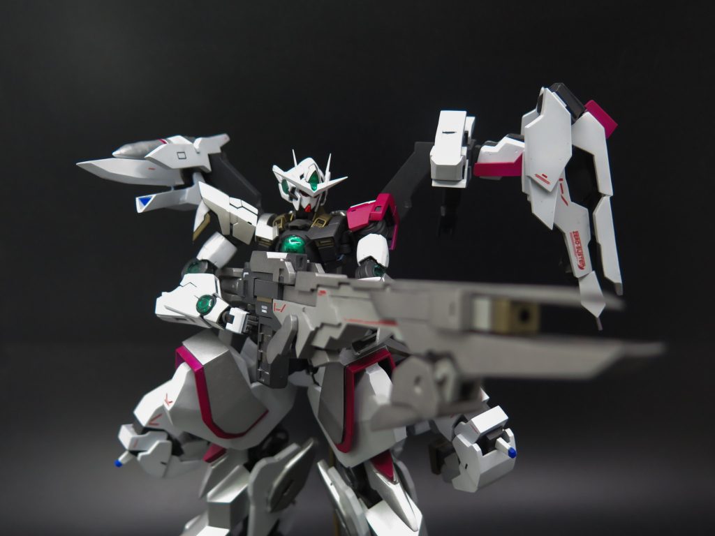 ペルセウスカノン太陽炉直結式GNブラスターカノン、アルビオンクアンタの特性の故、通常の狙撃以外、量子ゲートよる誘導発射や偏角攻撃もできる。通常は亜空間に保存して、使用する時のみがビットで呼び出す。