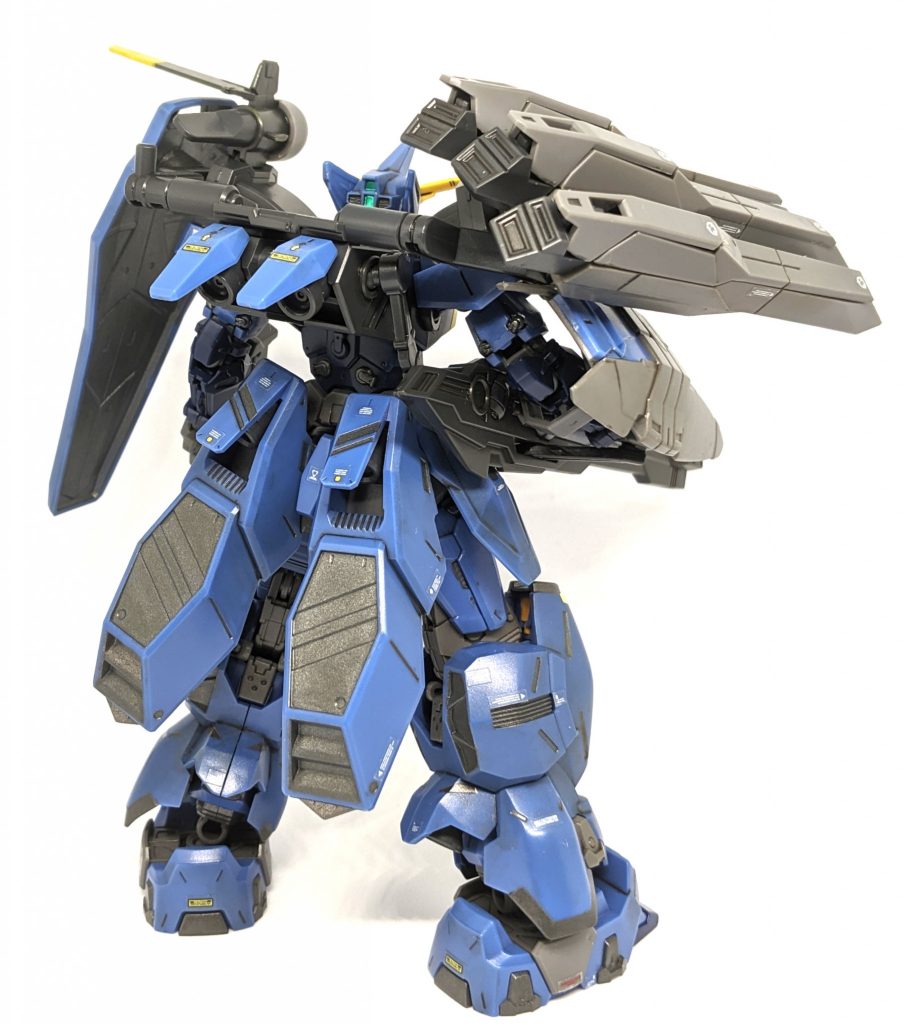 元ネタとなるイラストを見てから発売されるのを心待ちにしていた機体。アレンジが加えられているのもあり若干イラストよりスリムになってますが、しっかり重装甲の雰囲気は出ていると感じました。各所が細かく造形されていたので、それらしい塗装を施しデカールも貼ってみました。