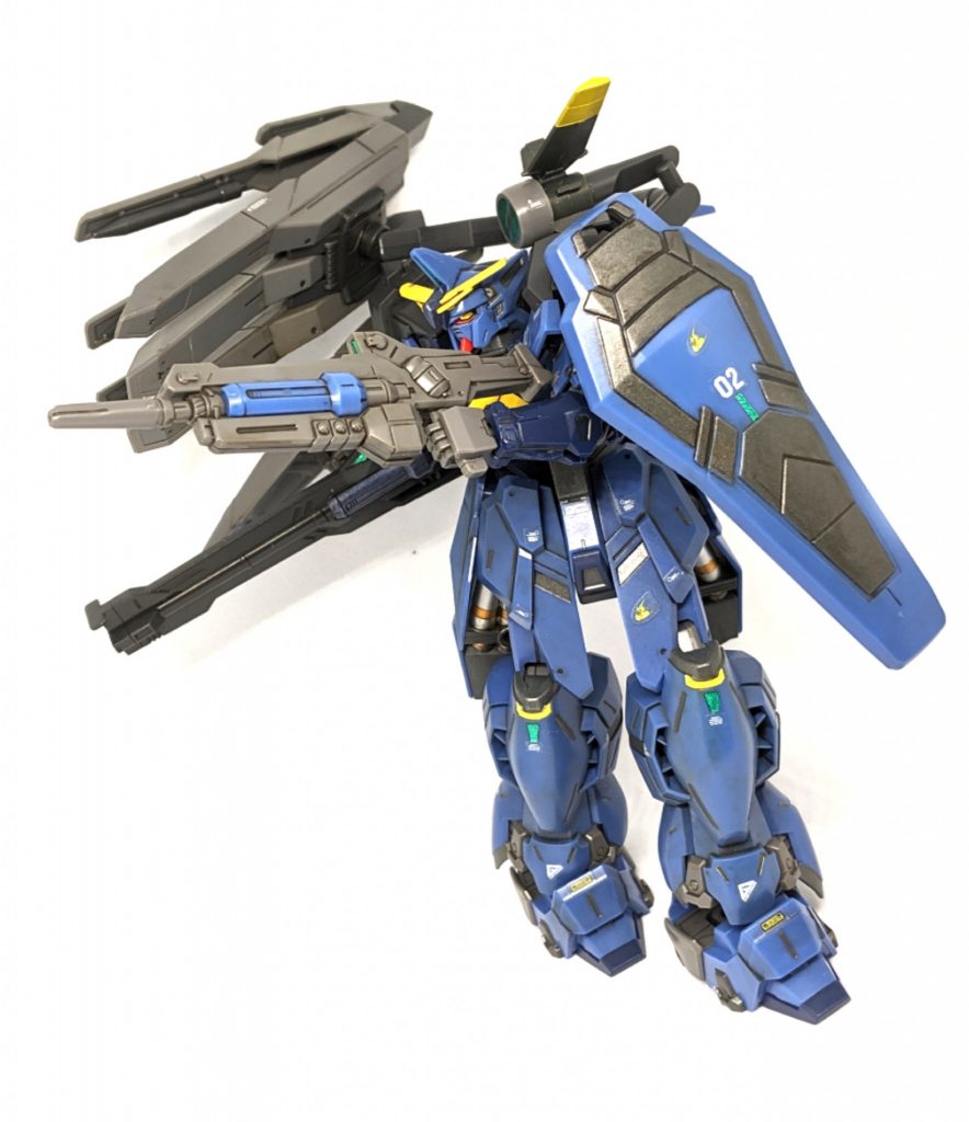 重装甲になっても各部の可動にそれ程問題は無いようです。専用武装のビーム・キャノン、インテグレートミサイルランチャーはボールジョイントで可動するのでそれなりに動かせます。ジェミナス本体に付属するシールドとビーム・ライフルも余る為、折角なのでフル装備にさせてみました。