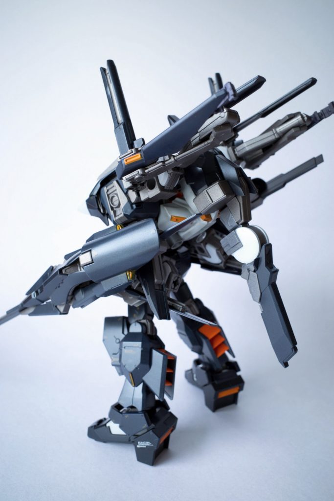 今回のプチチャレンジポイント。デカールいっぱい貼る。あと黒にオレンジも初。途中で気力が尽きるのが課題ですね。