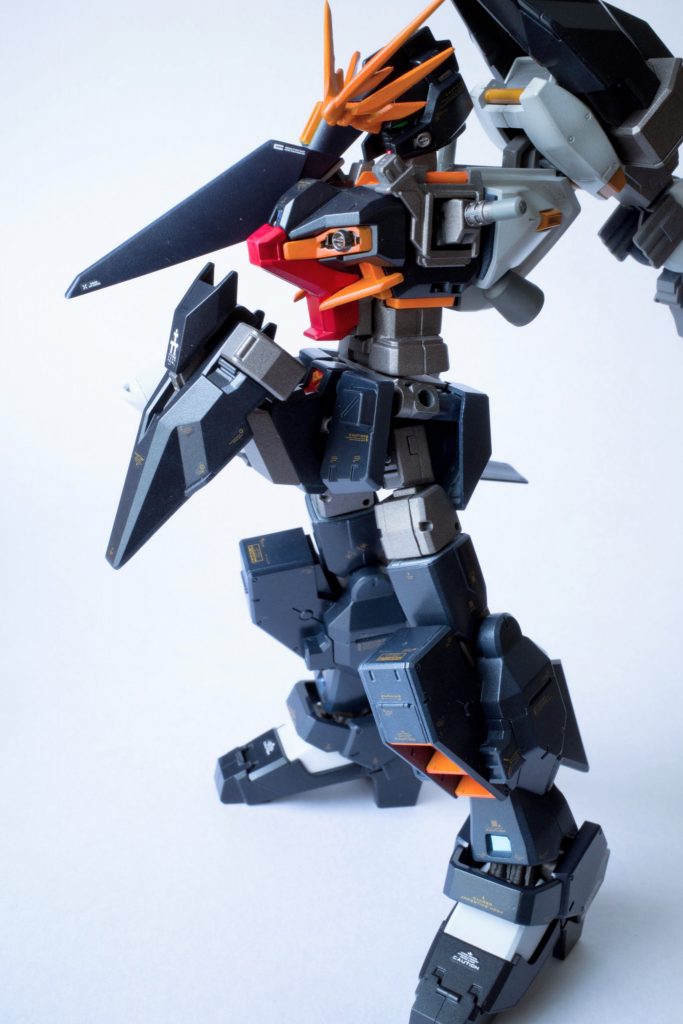 延ばしたのは首と胴と太腿、あと肩のフルドド。腰のブーストポッドは角度調整、アンテナもちょいシャープに。首と胴は初めてポリパテを使ってみた。難しいけどできることが広がった気がします。太腿はウーンドウォートの脚付け根のパーツを追加、元の脚付け根を太腿の延長みたいな感じで利用。