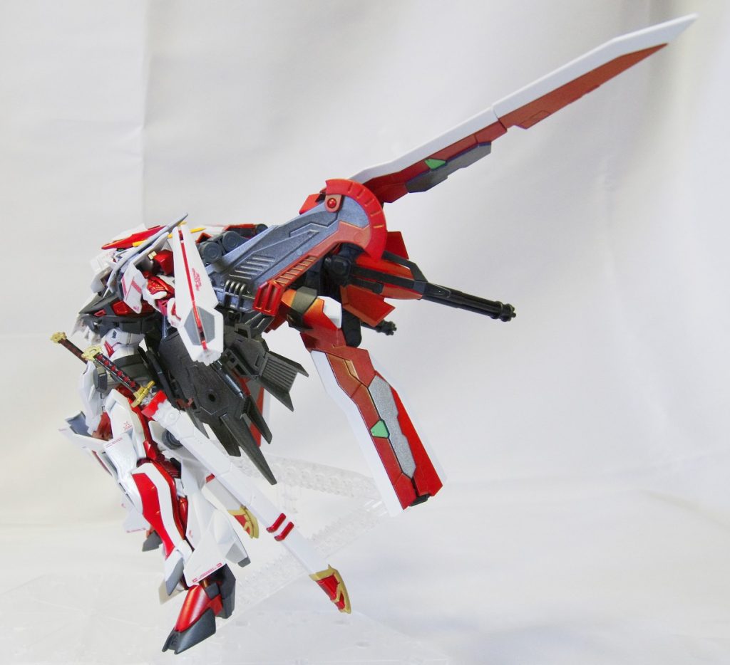【ハイマットブースト】タクティカルアームズを翼状に展開。ナイトロモードと合わせた超高機動戦闘形態に。