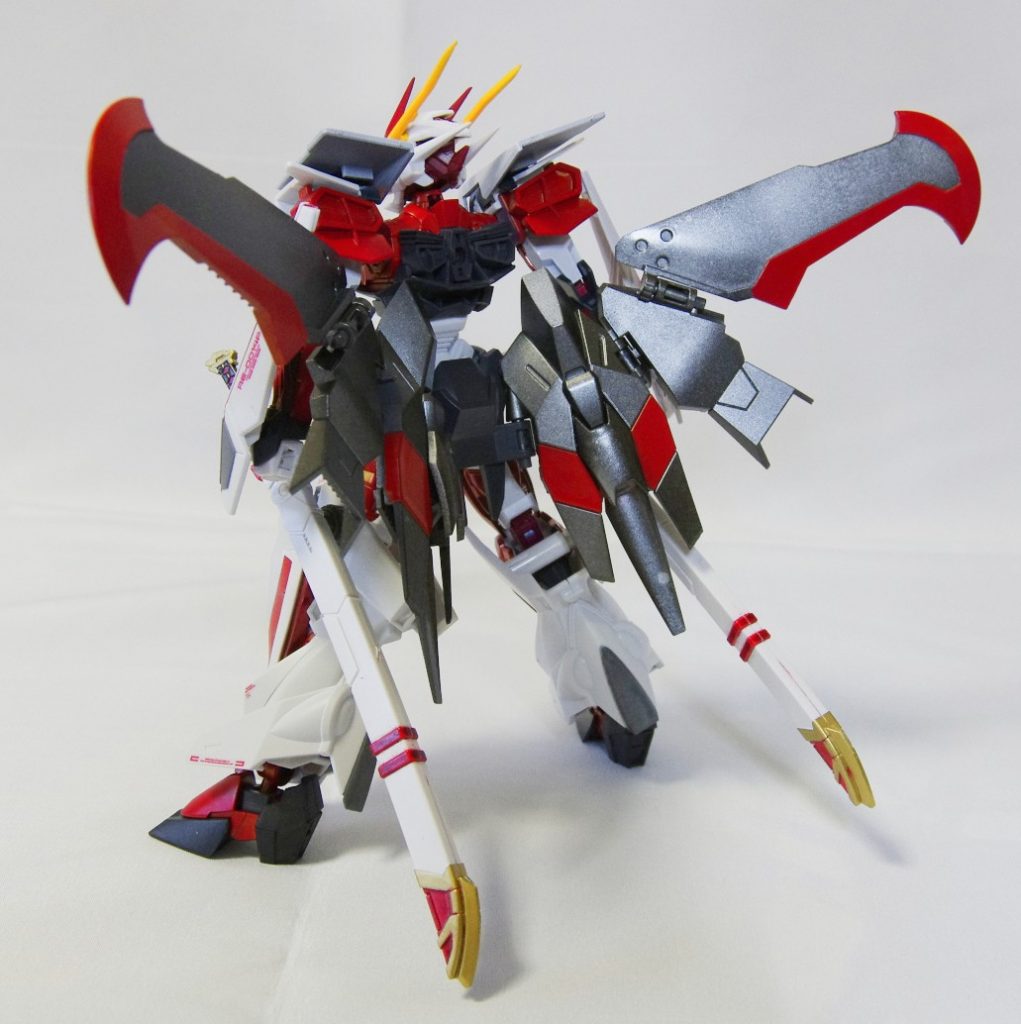 [ナイトロウィング]プラアクト オプションシリーズから「鴉」を使用しました。ガンダムレッドとメタリックブラックで塗り分けました。ちなみに、左肩のデカールはラインデカール2種類を組み合わせたお気に入りポイントです♪