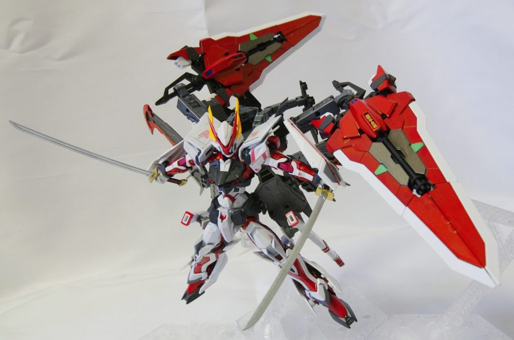 【サブアーム展開】バックパックが展開しサブアームに。