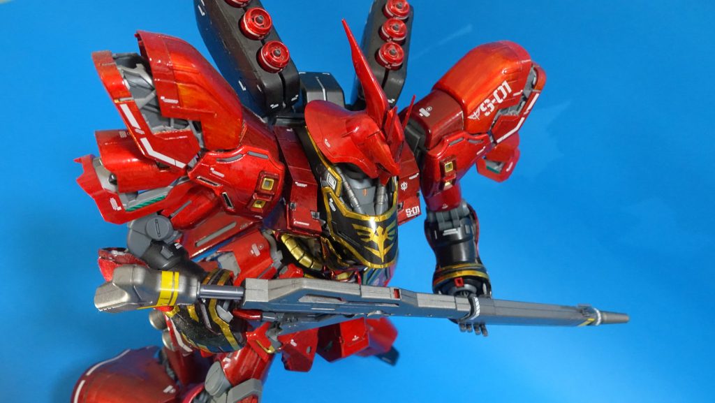 ●ベタな赤じゃつまらんから、チタニウムフィニッシュのシナンジュみたいにメタルな赤で行こう。てことは、キャンディ塗装!●エアブラシとかの機材はないし集合住宅だし家族もいるので、MGのキャンディ塗装を匂いの出ないタミヤ水性ホビーカラーで全部筆塗りすることに(汗)「そ、卒業制作だしね・・・、こ、このくらい、が、頑張れるよね、ね?」