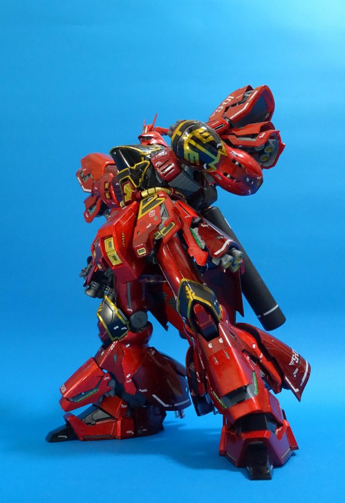 ●タミヤの水性ホビーカラーでちまちま筆塗り●赤は二種類出すために、下地をクロームシルバーと、メタリックグレーで塗り分け●その上からクリアレッドを4-5回重ね塗り(漆職人か!)