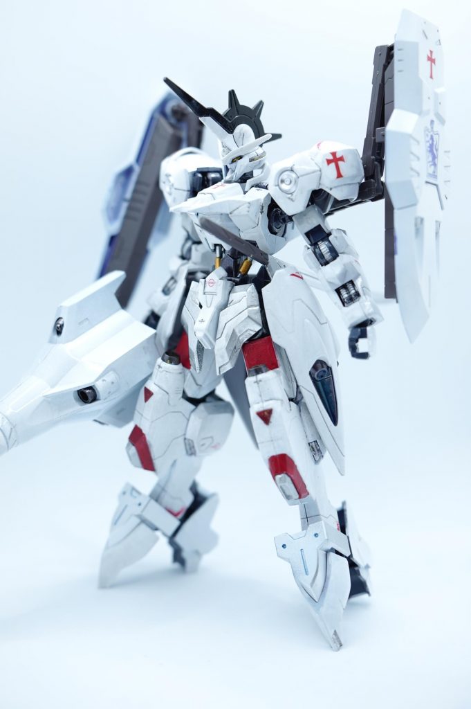 今回は全筆塗りに挑戦しています。白を塗るのがとにかく難しく、なかなか下地の色が消せず、厚塗りしすぎてひび割れが起きるなど、かなり難航しました。