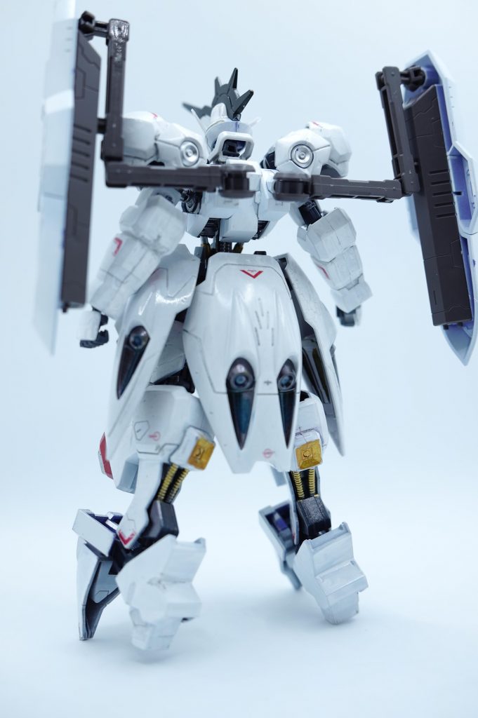 シールド裏の部分とかアームとかは色塗る気力が無かったのでそのままです。まあここはもう見ないもんだと思って割り切りました。