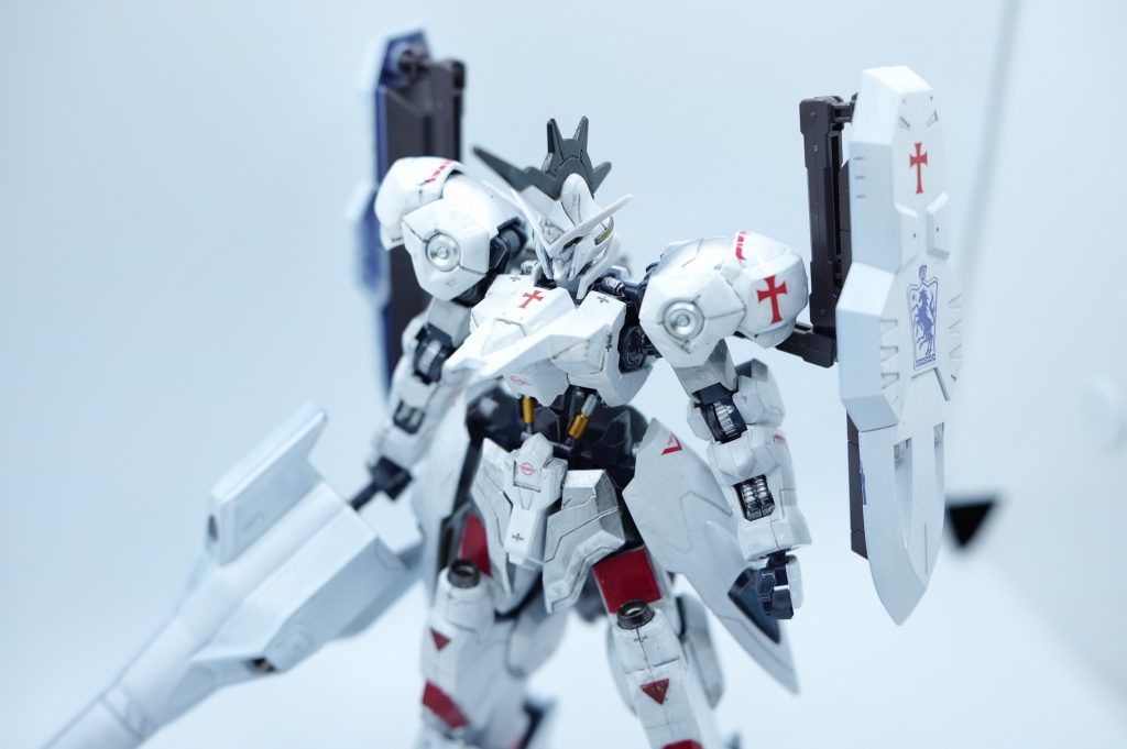 近くで見ると塗装の下手さがバレますね…全体的に光沢トップコートを吹いていて、テカリ感は気に入っています。